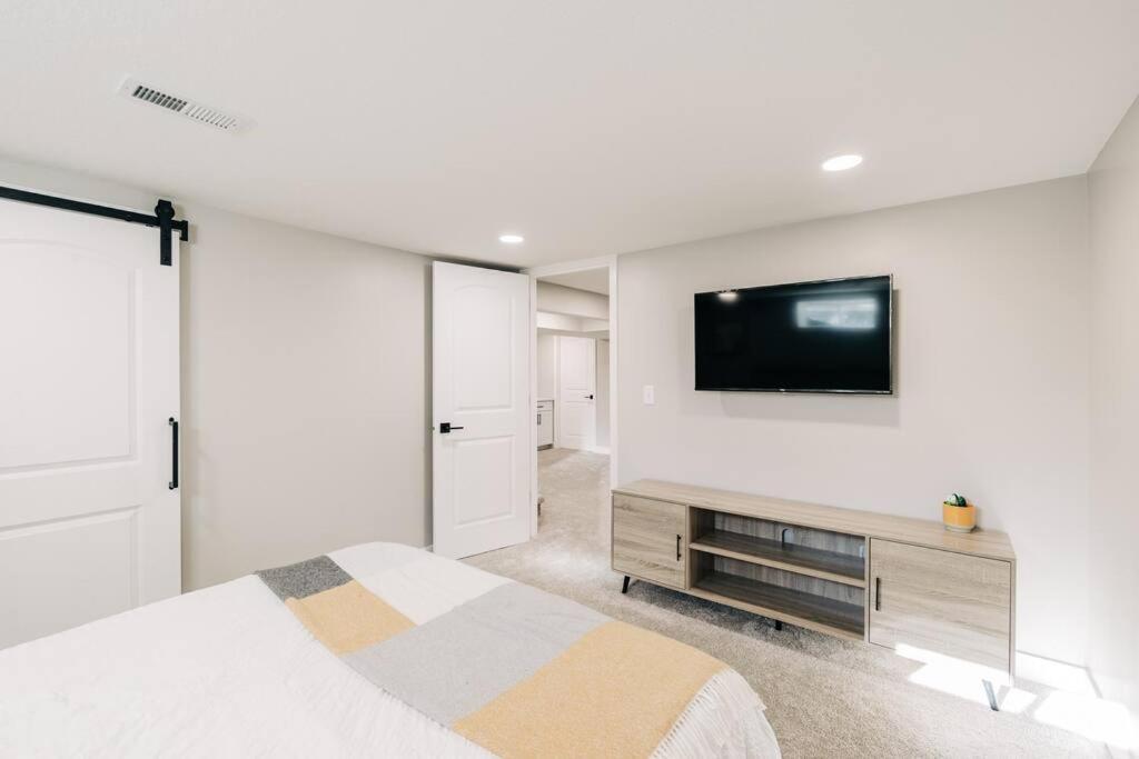 Beautiful Luxury Home Freshly Renovated With Big Yard, Seating & Grill Pad 코타지 그로브 외부 사진