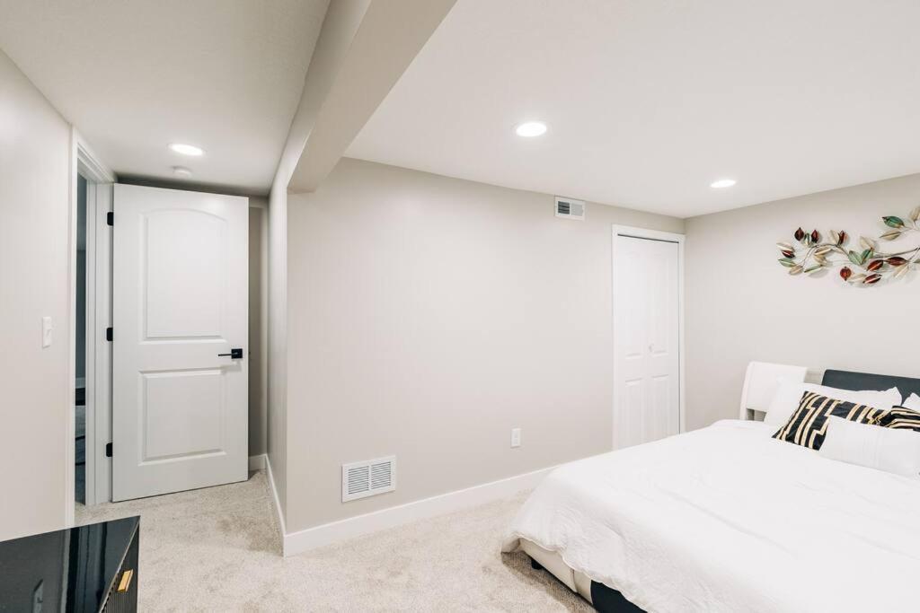 Beautiful Luxury Home Freshly Renovated With Big Yard, Seating & Grill Pad 코타지 그로브 외부 사진